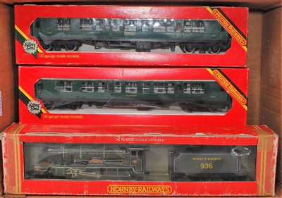 Lot 834 - Hornby Southern Railway items R132 olive green...