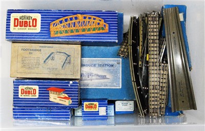 Lot 893 - Hornby Dublo - D1 items: terminal station,...