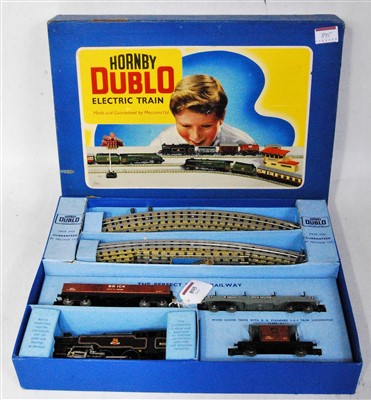 Lot 895 - Hornby Dublo 3 rail EDG18 tank goods set...