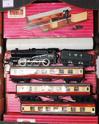 Lot 901 - One Wrenn loco and 9 Hornby Dublo coaches: 2-8-...