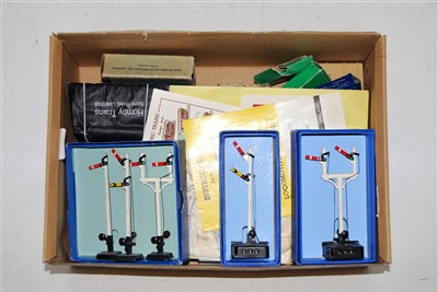 Lot 902 - Hornby Dublo accessories, ED2 double arm...