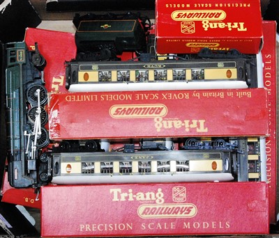 Lot 946 - Triang R259S and R135 Britannia class engine...