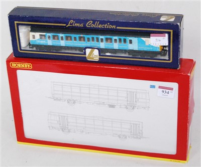 Lot 934 - A Hornby R2700 class 142 railbus Arriva Trains...