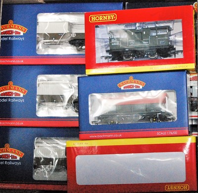 Lot 935 - A collection of 15 wagons by Bachmann and...