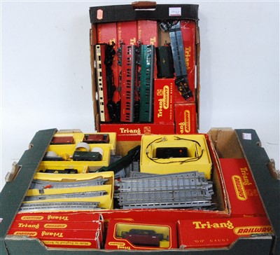 Lot 891 - 2 trays of Triang items including R356/R38...