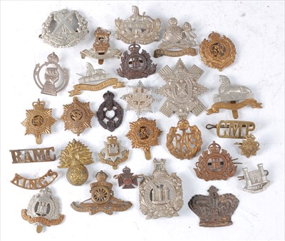 Lot 197 - A collection of cap badges and insignia to include