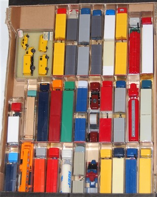 Lot 2656 - 31 various cased plastic Wiking H0 scale...