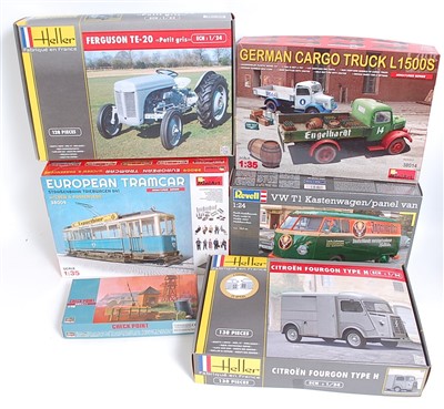 Lot 1483 - Six various boxed plastic modern issue vehicle...