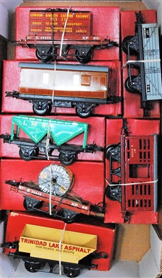 Lot 497 - Tray containing seven post war Hornby items,...