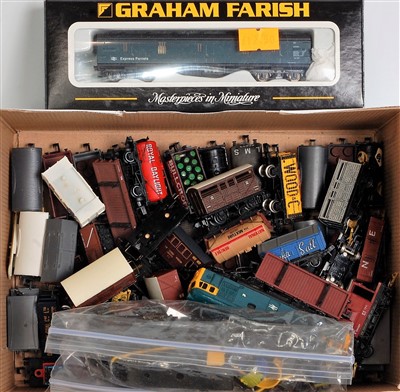 Lot 987 - Approx 55 unboxed N gauge wagons, variety of...