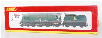 Lot 1001 - BR lined green Hornby R2221 streamlined Battle...