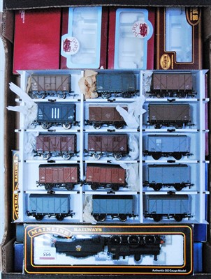 Lot 955 - Tray containing goods train of 18 box...