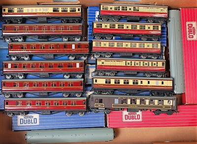 Lot 1006 - 14 Hornby Dublo coaches 5x D3 (G-BG), 4x D11...