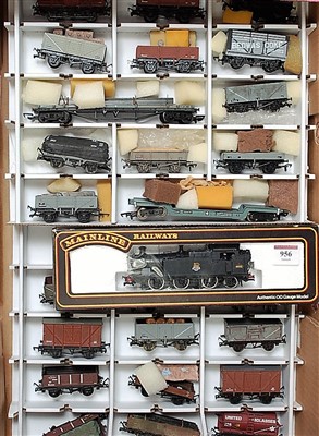 Lot 956 - Tray containing goods train of 36 mainly...