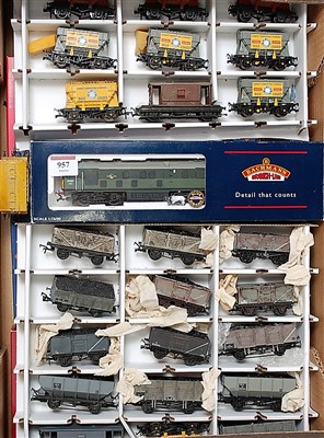 Lot 957 - Tray containing a cement train, mineral train...