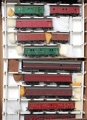 Lot 958 - Tray containing long wheel base and bogie...