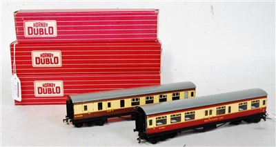 Lot 975 - Five Hornby Dublo superdetail coaches, all...