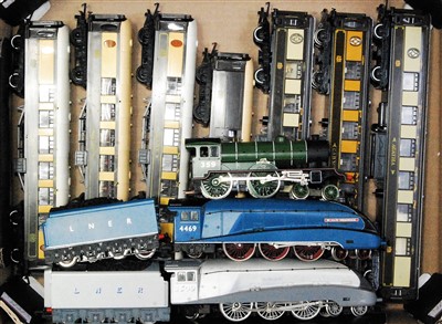 Lot 1032 - Small tray of Hornby LNER blue class A4 'Sir...