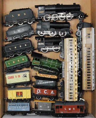 Lot 1035 - Tray of mixed make locos and tenders including:...