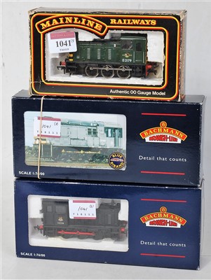 Lot 1041 - Three 0-6-0 diesel shunters: Bachmann 32-100...