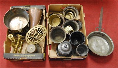 Lot 183 - A collection of various metal ware to include...