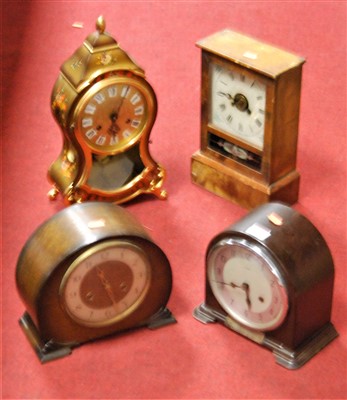 Lot 92 - A 1950s Enfield bakelite cased mantel clock,...