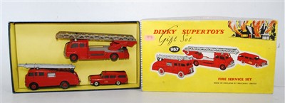 Lot 1959 - A Dinky Toys No. 957 Fire Service gift set,...