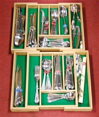 Lot 279 - A collection of loose silver plated flatware