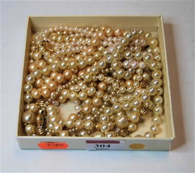 Lot 304 - A simulated pearl single strand necklace, with...