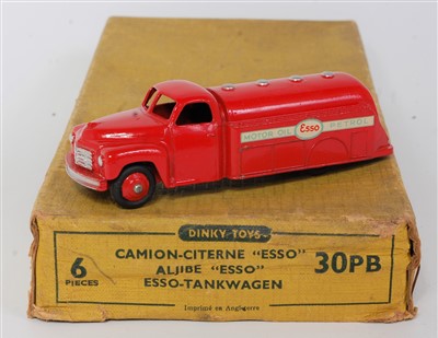 Lot 2003 - A Dinky Toys trade box No. 30PB containing six...