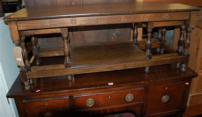 Lot 1181 - An oak nest of three occasional tables