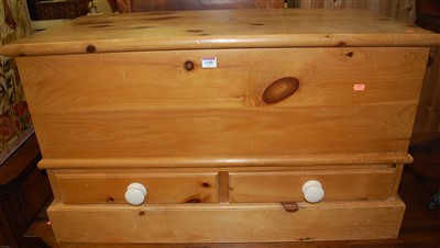 Lot 1189 - A modern pine hinge topped blanket box, having...