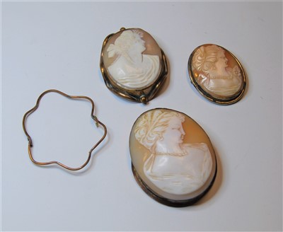 Lot 333 - A large Victorian shell carved cameo brooch...
