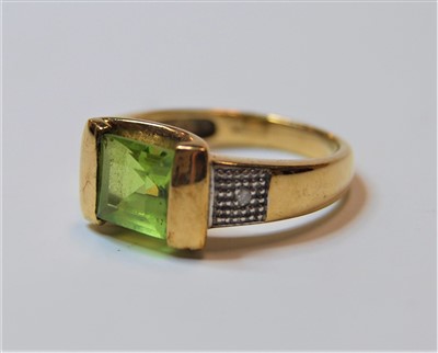 Lot 346 - A ladies 9ct gold peridot dress ring, the...