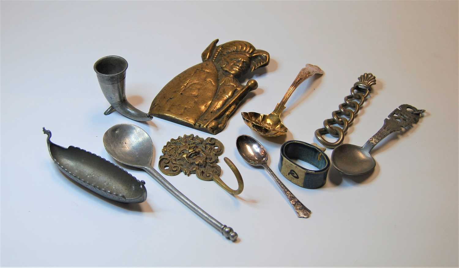Lot 355 - A small collection of miscellaneous items, to...