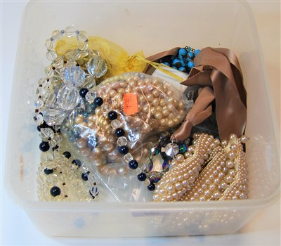 Lot 361 - A box of miscellaneous costume jewellery, to...