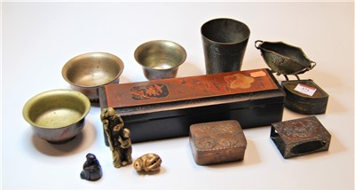 Lot 371 - A box of miscellaneous items, to include a...