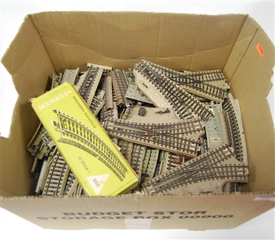Lot 396 - A box of assorted Marklin H0 gauge track