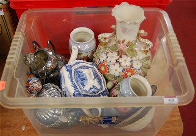 Lot 418 - A box of miscellaneous items to include a pair...
