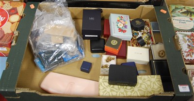 Lot 505 - A box of miscellaneous costume jewellery, to...