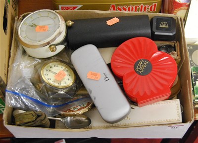Lot 510 - A box of miscellaneous items, to include loose...