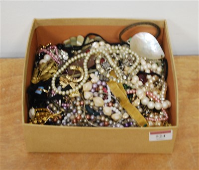 Lot 524 - A box of miscellaneous costume jewellery, to...