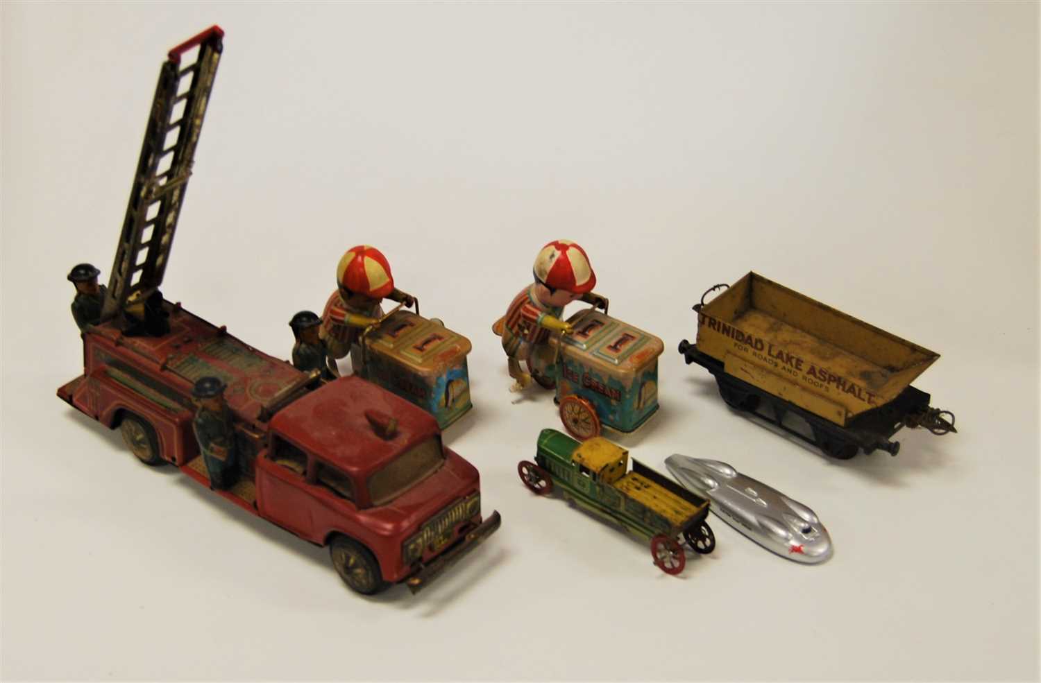 Lot 479 - A collection of tinplate and clockwork...