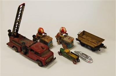 Lot 479 - A collection of tinplate and clockwork...