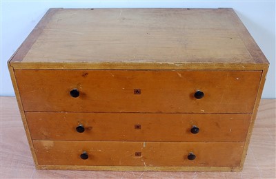 Lot 3193 - A Bayko 1960s Meccano Era 3-drawer wooden...