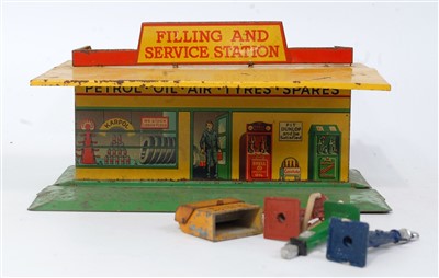 Lot 2032 - A Dinky Toys No. 48 pre-war filling and...