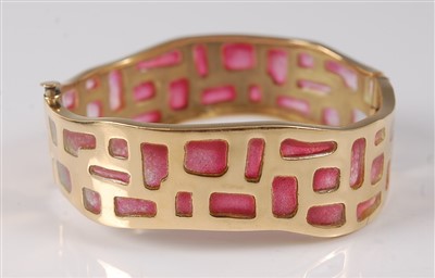 Lot 2212 - A yellow metal hinged oval bangle, featuring a...