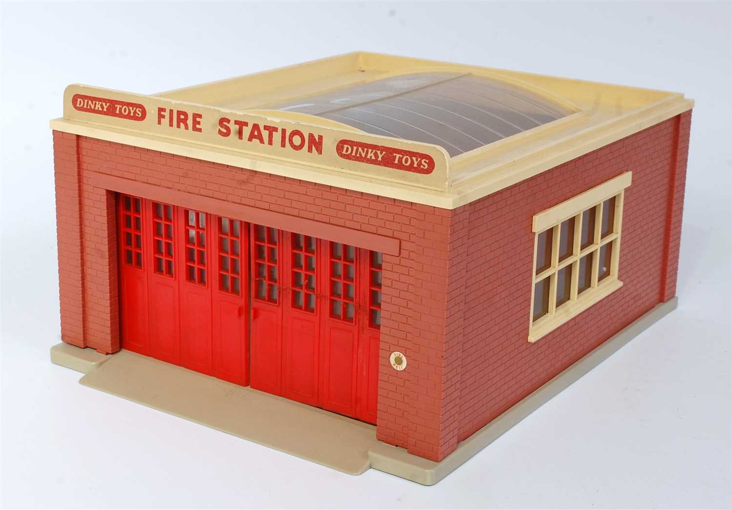 Lot 2044 - A Dinky Toys No. 954 fire station comprising...