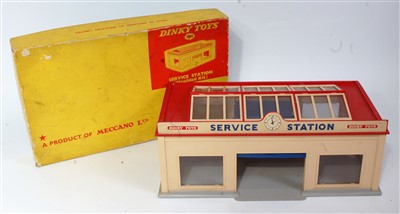 Lot 2053 - A Dinky Toys No. 785 Service Station moulded...