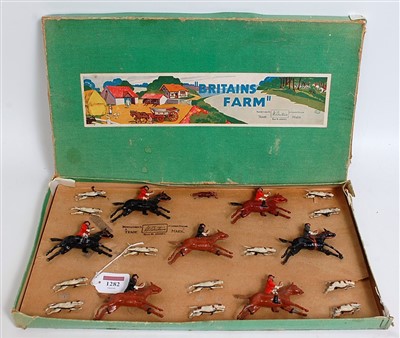 Lot 1282 - A Britains Set No. 235 1930s Full Cry boxed...